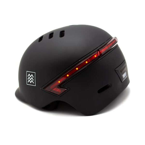 casco intelligente con frecce direzionali e luce stop con telecomando. Casco intelligente con frecce direzionali e luce stop con telecomando.
