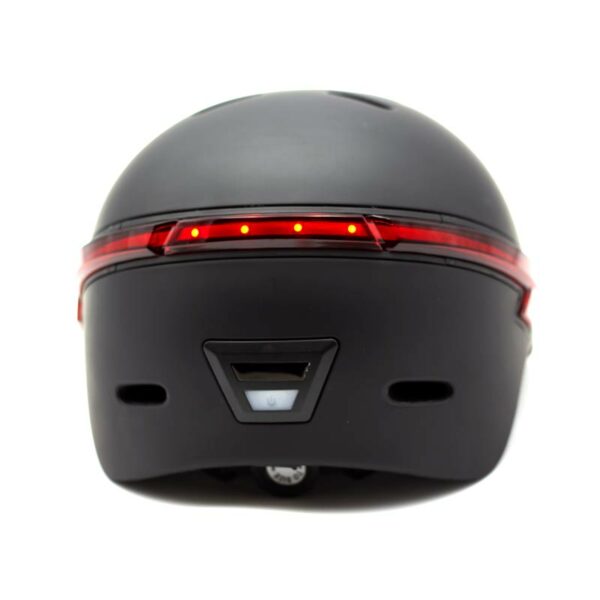 casco intelligente con frecce direzionali e luce stop con telecomando. Casco intelligente con frecce direzionali e luce stop con telecomando.