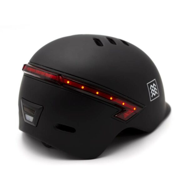casco intelligente con frecce direzionali e luce stop con telecomando. Casco intelligente con frecce direzionali e luce stop con telecomando.