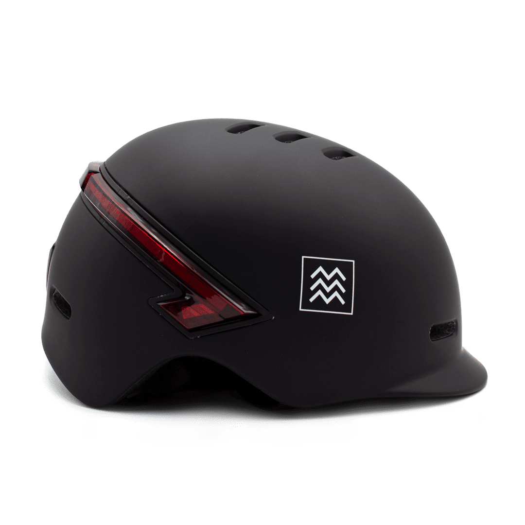 casco intelligente con frecce direzionali e luce stop con telecomando. Casco intelligente con frecce direzionali e luce stop con telecomando.